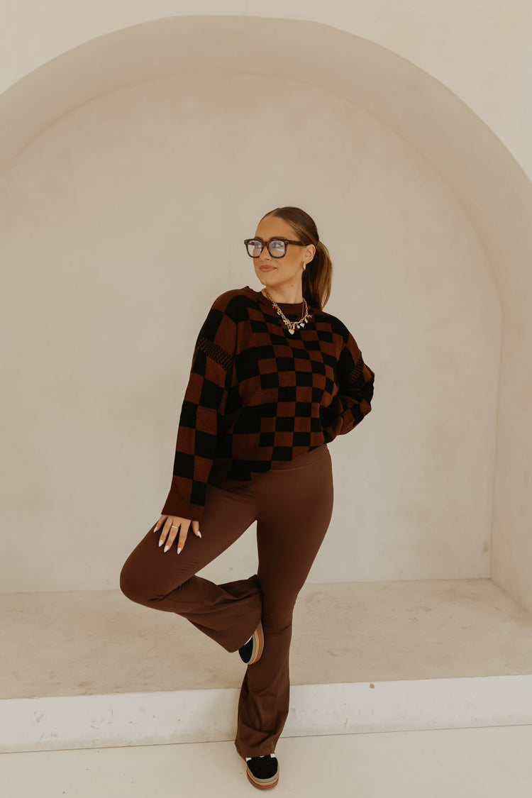 IT GIRL CHECKERED SWEATER - BROWN