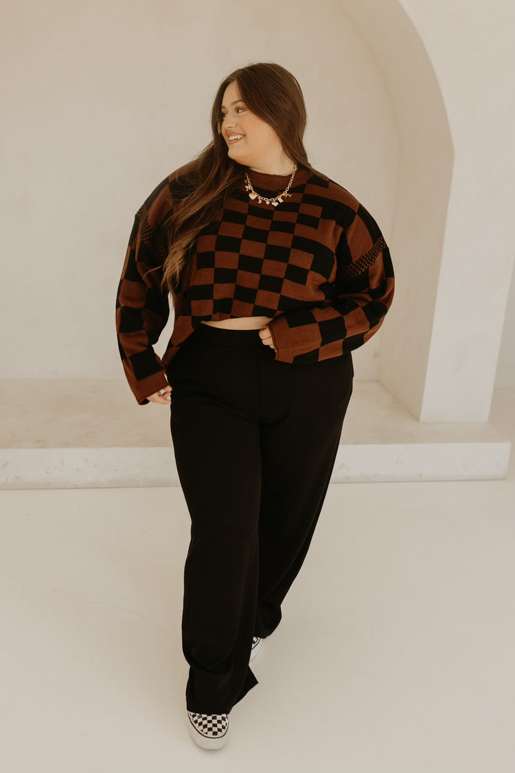 IT GIRL CHECKERED SWEATER - BROWN