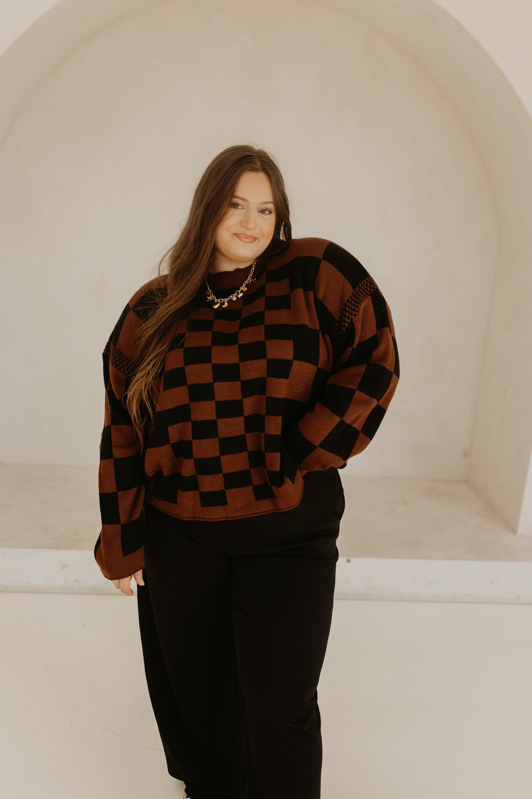 IT GIRL CHECKERED SWEATER - BROWN