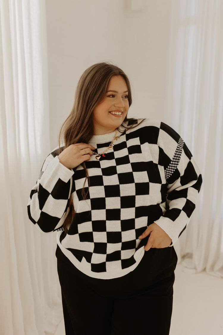 IT GIRL CHECKERED SWEATER - BLACK&WHITE