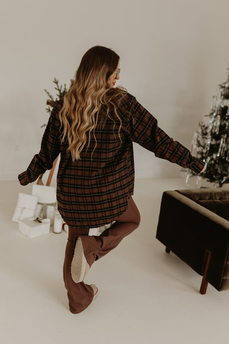 FRAYED ESSENTIAL FLANNEL (DARK BROWN)